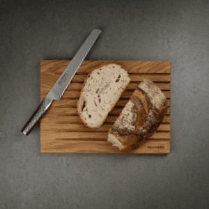 Robust skærebræt og skarp Global brødkniv